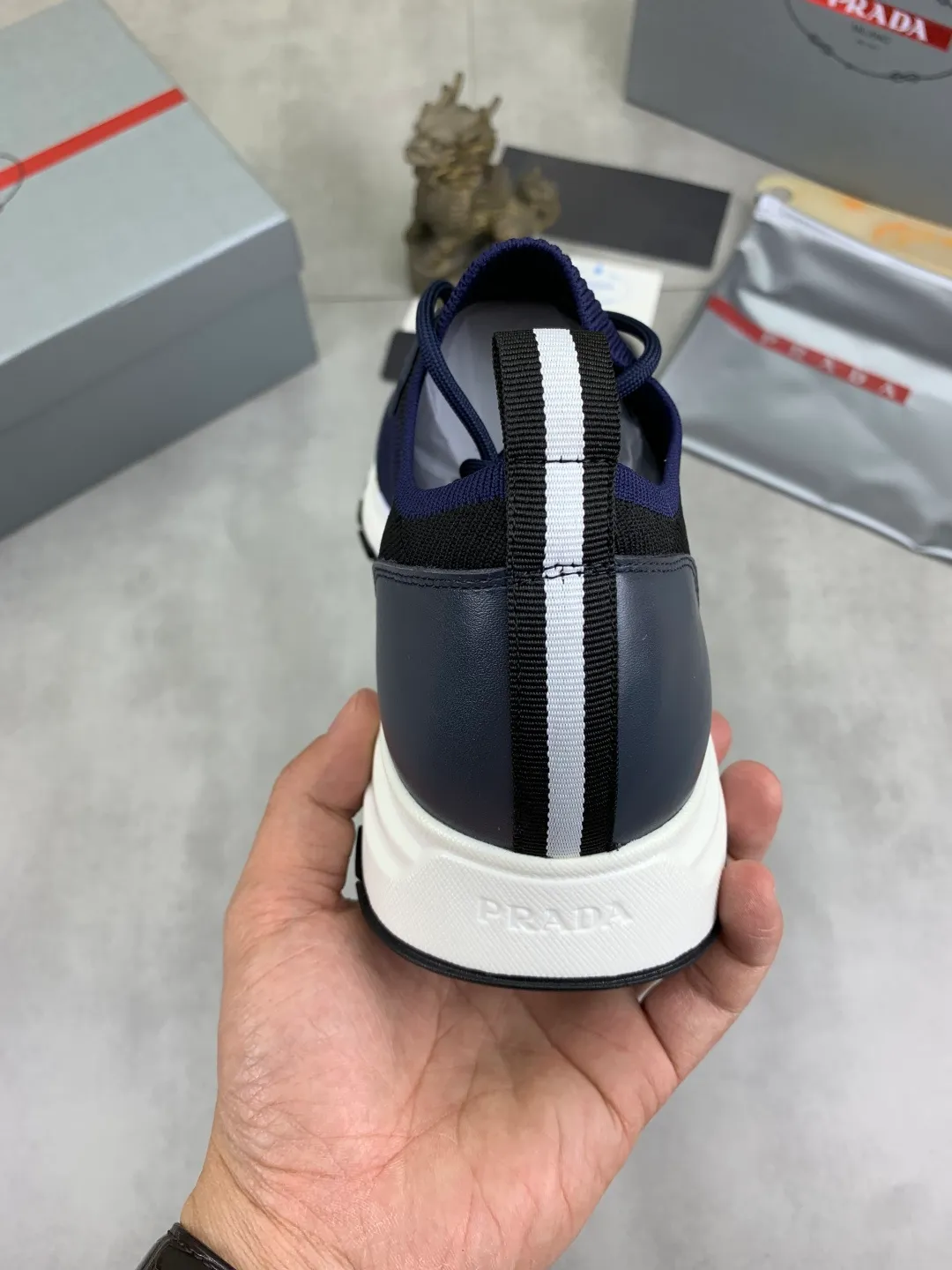 Men's Men's Shoes 💰P500💰【New Style】 (PRADA) The latest model of men's shoes has been launched on the official website in 1:1 copy, synchronized with Hong Kong counters, and on the same catwalk; all made of cowhide Epoxy mesh ➕Imported breathable fabric with cowhide lining, 🍡🍡Original 1:1 rubber outsole, non-slip and wear-resistant; comfortable on the feet, attractive style, fine workmanship, and simple and neat shoe lasts, highlighting a man's boldness and toughness, 👍size 38 to 44 3⃣️Color🉑️Choose
